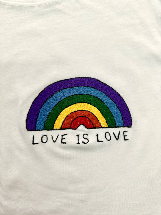 Tee PRIDE arcoíris (Love is Love)