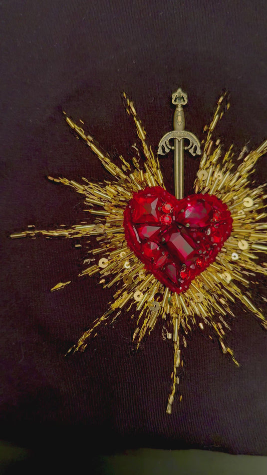 Tee Corazón con Espada (color dorado)